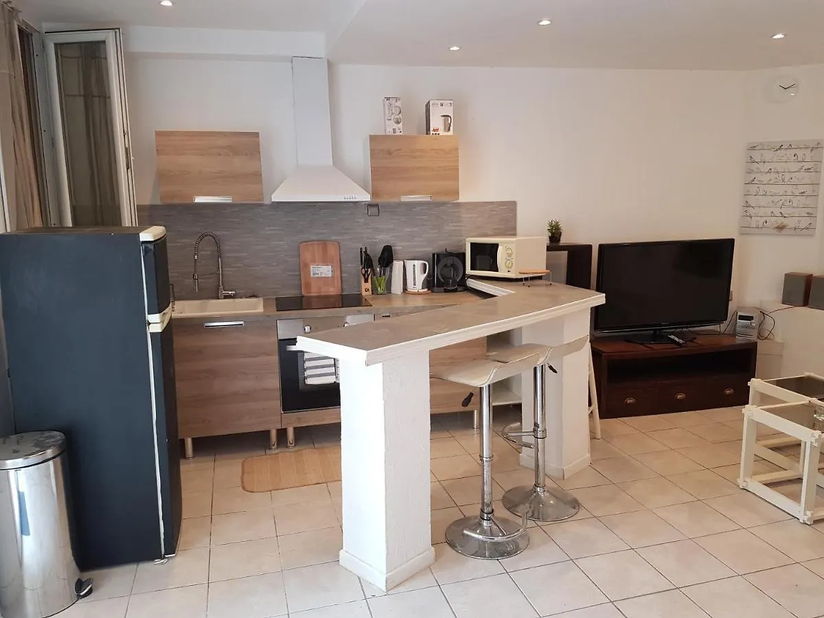 Joli T2 en centre-ville tout équipé + barbecue Istres