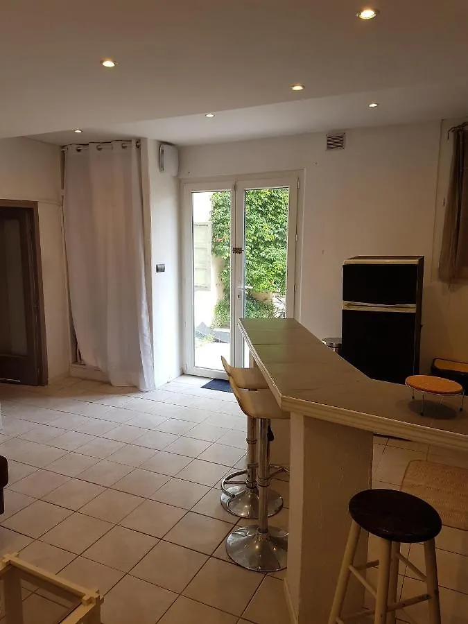 Joli T2 en centre-ville tout équipé + barbecue Istres Appartement